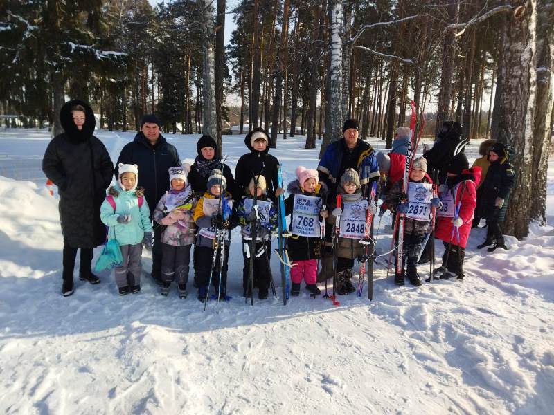 Соревнования по лыжам.
